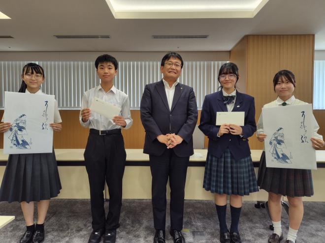 記念品と親書を持った派遣生と神谷市長