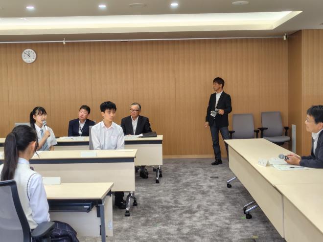 神谷市長と懇談する派遣生