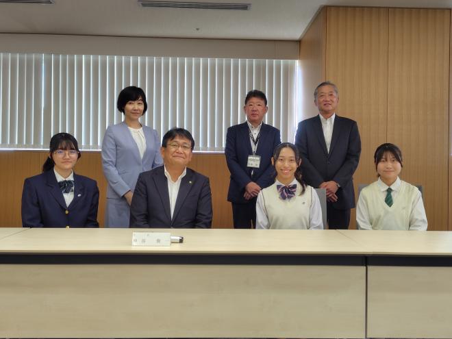 神谷市長とノースバンクーバー市への派遣生、引率者