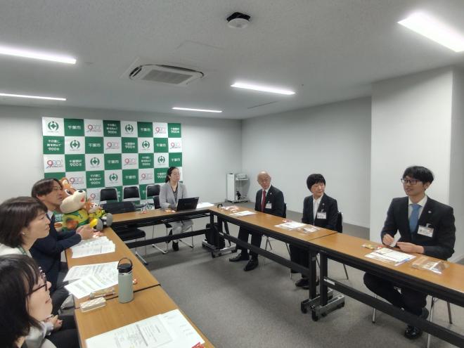 表敬訪問での歓談の様子