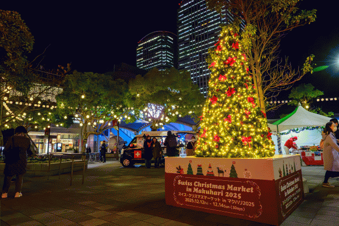 クリスマスツリーが会場を彩る