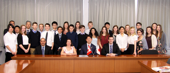 ハンズワース・セカンダリースクールの生徒との全体写真