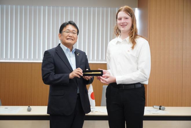 ノースバンクーバー市青少年交流受入市長記念品贈呈