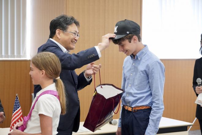 ヒューストン市来葉生に記念品を贈る市長