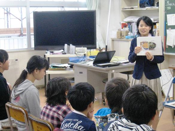 大木戸小学校6年生児童にジョージア州について説明するゼン国際交流員