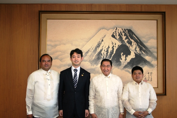 ケソン市訪問団一行の千葉市長表敬訪問