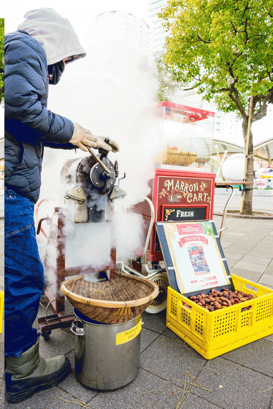 焼き栗の販売の様子