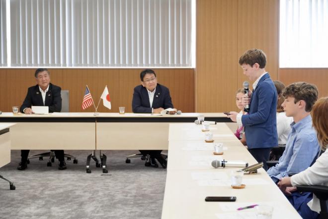 挨拶を行うヒューストン市の生徒