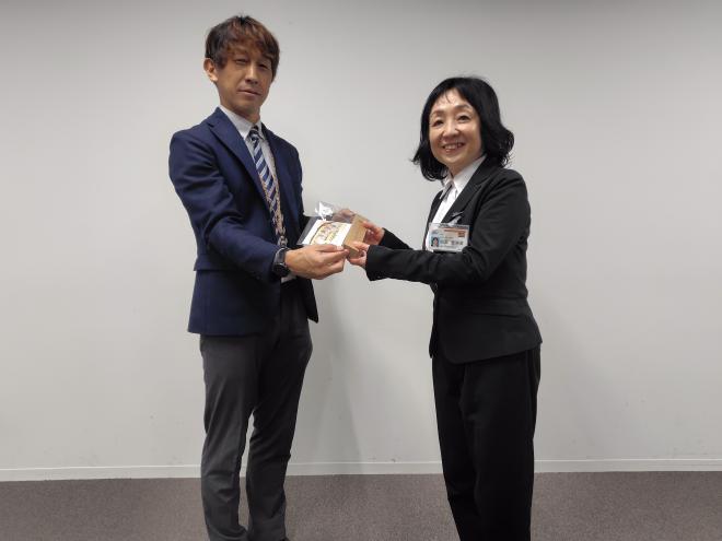 記念品贈呈の様子