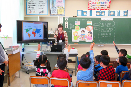 国際交流員が本町小学校を訪問
