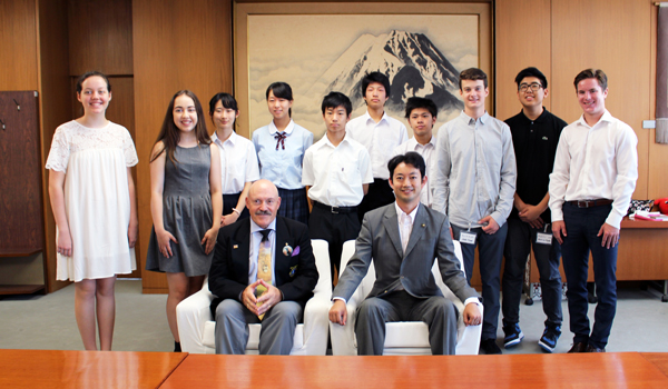 ノースバンクーバー市の青少年が市役所を訪問