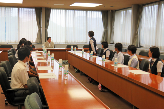 青少年交流事業派遣生が市役所を訪問
