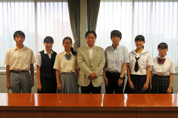 青少年交流事業派遣生が市役所を訪問