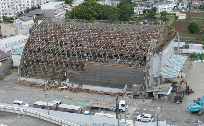 解体中の格納庫