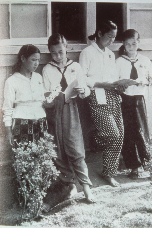 制服にもんぺ姿の生徒