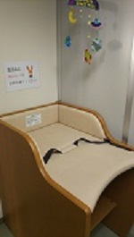 花見川区役所多目的室（おむつ替えベッド）