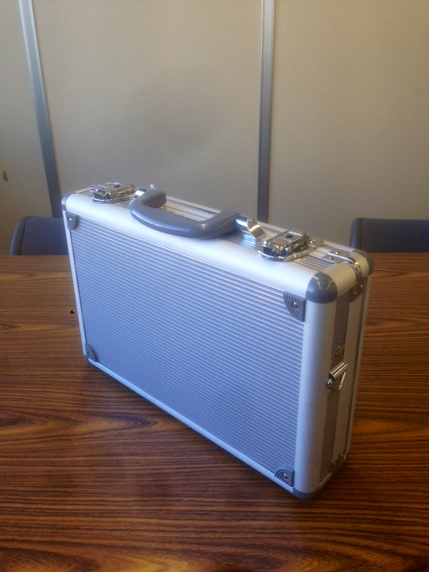 アルミケースの外側の写真