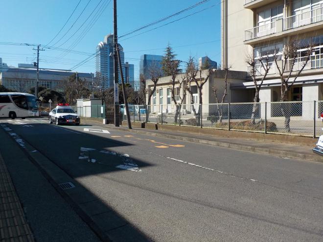 パトカー先導の避難バス