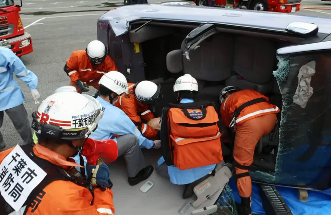 車両からの救出活動訓練