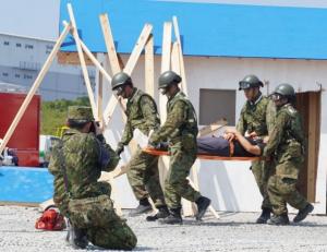 自衛隊による救出訓練