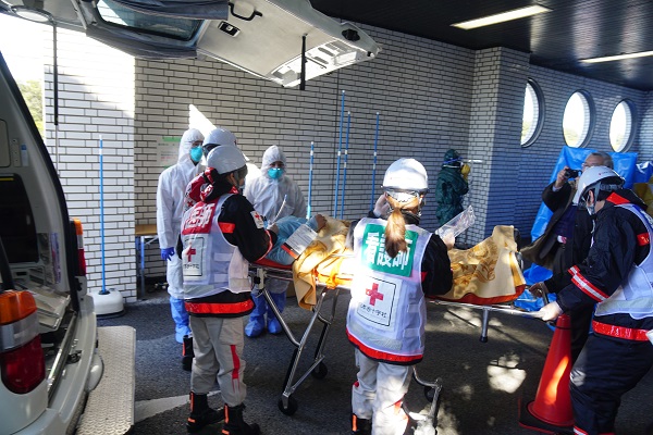 幕張メッセからの被災者（除染済）到着