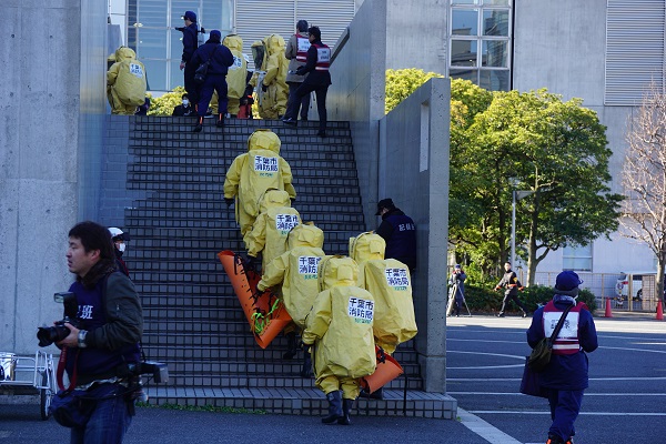 防護服を装着し現場に向かう消防