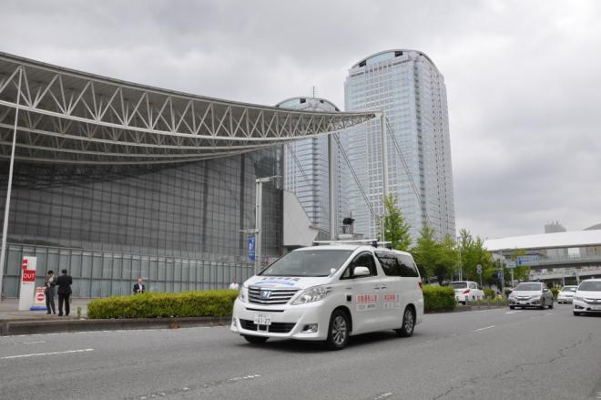 「メッセ大通り」を走行する自動運転車両