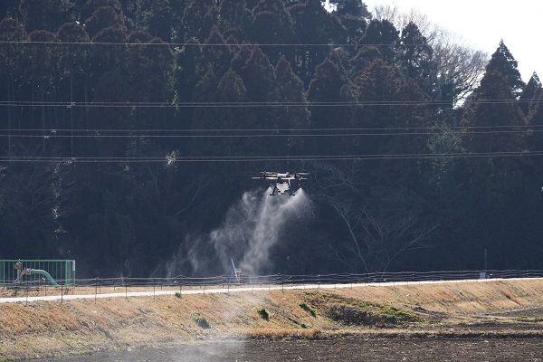 農薬を散布するドローン