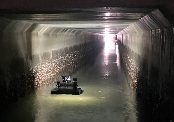 雨水管内を進む水陸両用ドローン