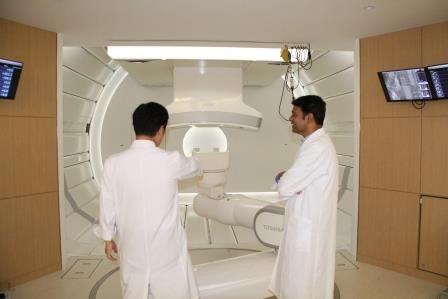 治療室内で医療機器の説明を受ける研修医師