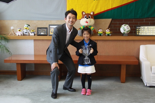  2016IMGA世界ジュニアゴルフ選手権（U6の部女子）優勝 市立北貝塚 小学校の長峰さんが市長を表敬訪問