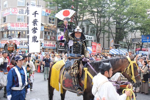 千葉氏が活躍した時代にちなんだ「武者行列」で、千葉常胤に扮して馬に乗る俳優の千葉真一さん
