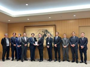 千葉市造園緑化協同組合からの「緑と水辺の基金への寄附金」及び「小・中・中等教育・高等・特別支援学校への草花種子」贈呈式