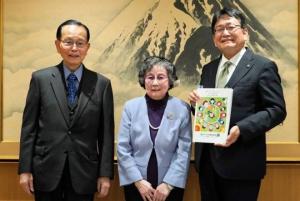 元タンポポ児童合唱団代表 大瀧秀子氏 記念誌「歌の力に支えられて（タンポポのふる里は千葉）」贈呈 表敬訪問