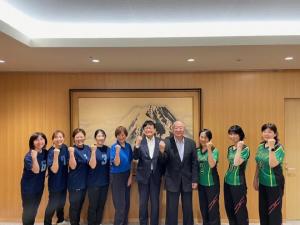 若松ウインズ、椿クラブ「2024年度第3回関東女性バレーボール大会 関東大会」出場報告 市長表敬訪問
