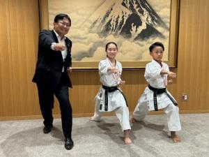 船越義珍杯第16回少年少女世界空手道選手権大会出場報告 江口美緒里選手、藤嵜秀馬選手 表敬訪問