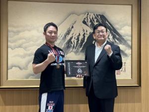 2024アジアエクイップ・クラシックベンチプレス選手権大会クラシック部門オープン男子66kg級 髙橋勇二選手 優勝報告 表敬訪問