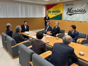 公益社団法人千葉東法人会・公益社団法人千葉西法人会からの令和7年度税制改正に関する提言 手交