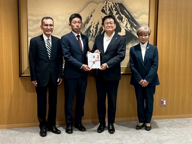 測機社千葉サービス株式会社　寄付金寄贈式