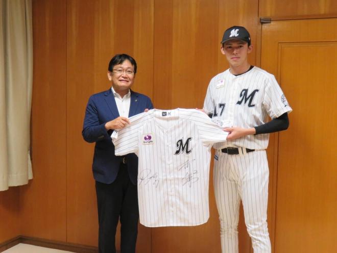 ロッテ佐々木投手ユニフォーム贈呈