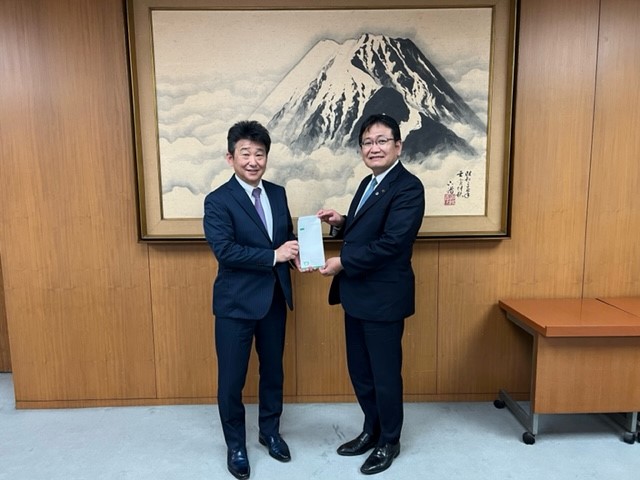 ワイズマート寄付金寄贈式