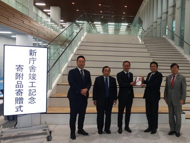 新庁舎寄贈品寄贈式