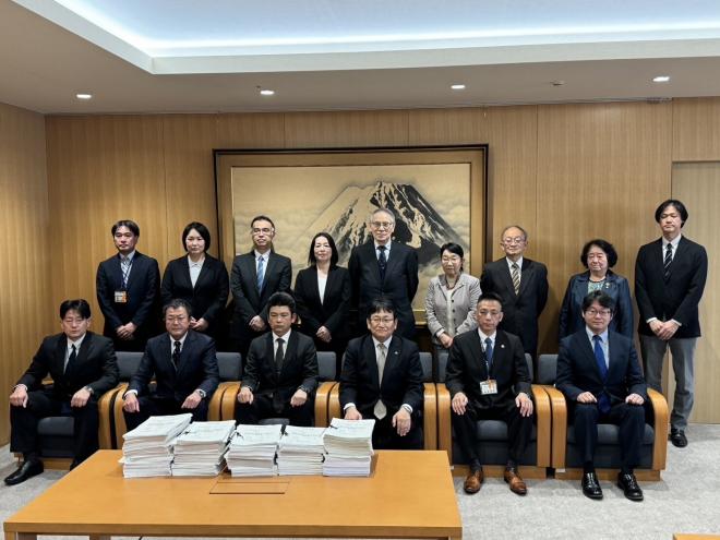 母と女性教職員の会、千葉市教職員組合、子ども支援千葉市連絡会要望書提出