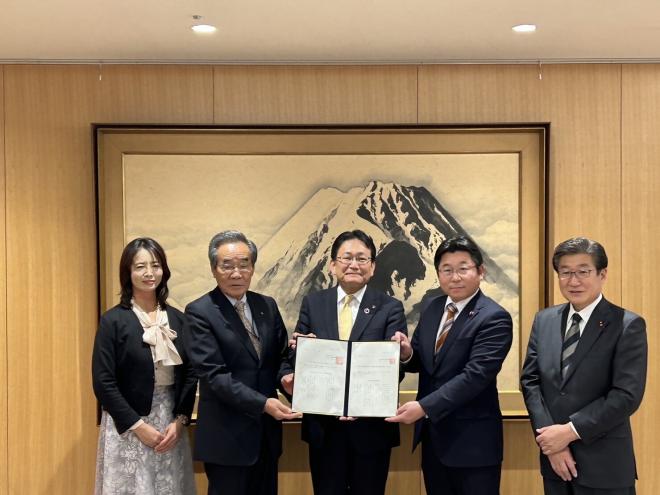 千葉市議会花のあふれるまちづくり推進議員連盟・千葉h市議会観光振興議員連盟政策提言書提出