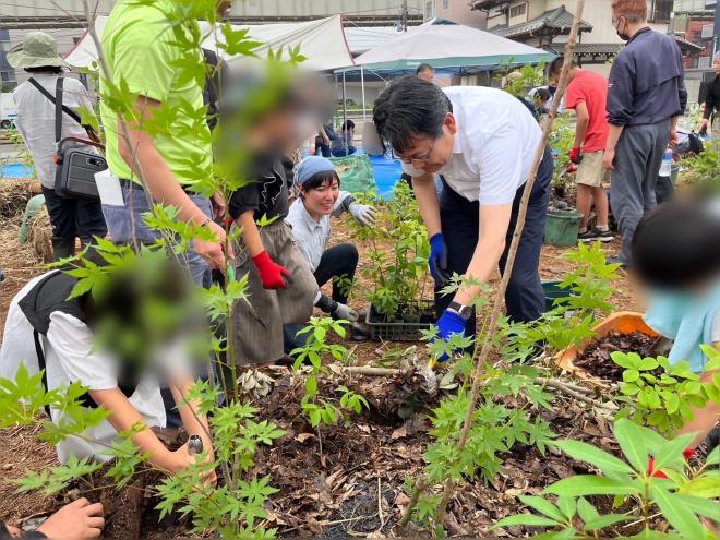 千葉中央ロータリークラブ記念植樹「おもいやりの小径プロジェクト」