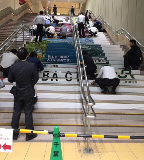 千葉駅階段アート3