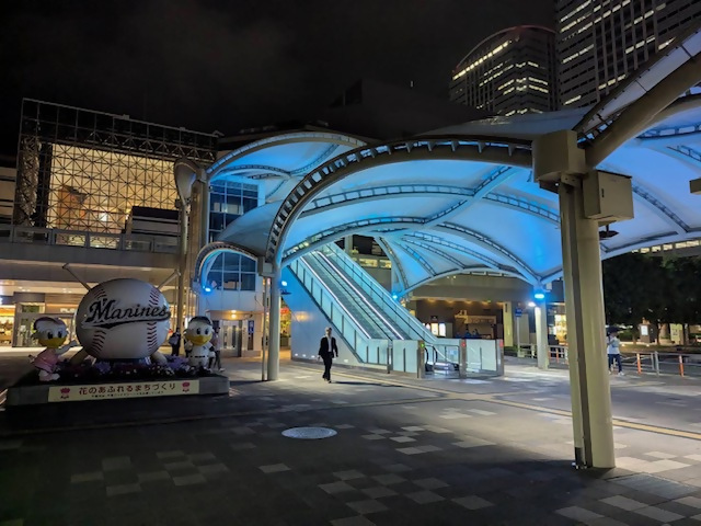 海浜幕張駅前