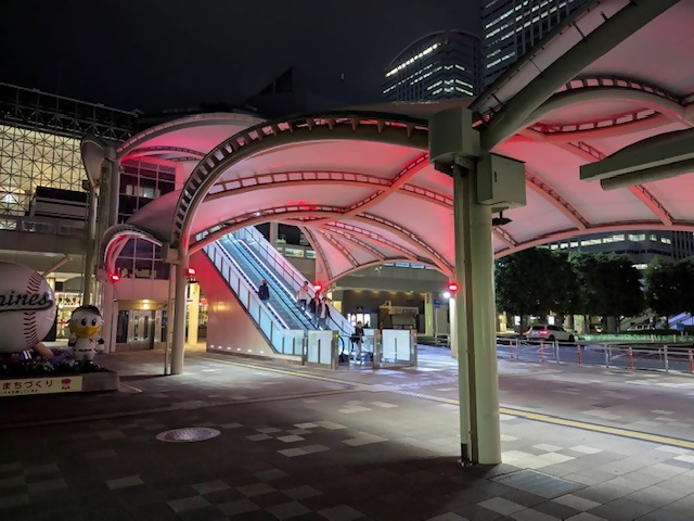 海浜幕張駅ライトアップ_赤