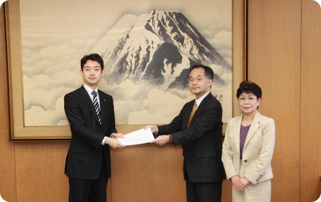 平成23年2月14日（月曜日）に、新基本計画審議会（辻琢也会長）から熊谷市長に対し、（原案）に対する答申がなされました。