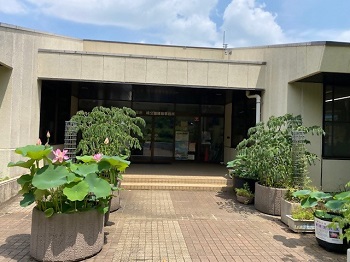 緑公園緑地事務所玄関前